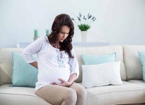 علت‌ها و دلایل کمر درد در دوران بارداری